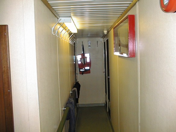 Gangur að klefum okkar Georgs