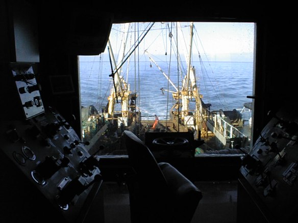 Séð aftur á dekk frá spil búrinu