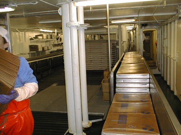 Færiband flutti öskjurnar að tækjunum