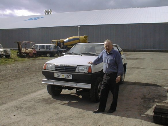 Óli og breyttur fólksbíll