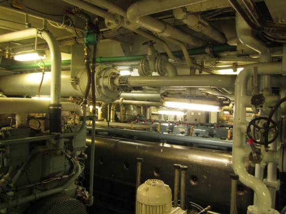 Séð yfir aðalvélar frá ljósavél 1