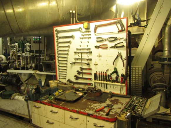 Vinnuborð í vélarúmi