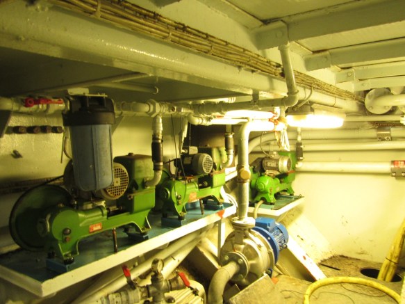 Neysluvatns dælur staðsettar aftast í vélarúmi