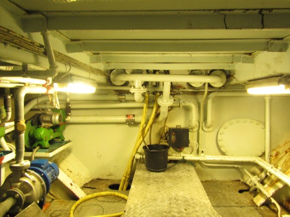 Aftasti hluti vélarúms þar sem skrúfuöxull gengur út úr skipinu.