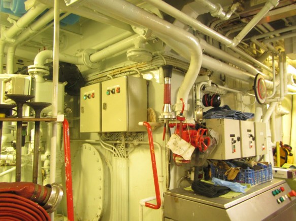 Hægra megin er háþrýsti dælustöð fyrir fiskvinnsluna og vinstra megin eru stjórnkassar skrúfu dælna