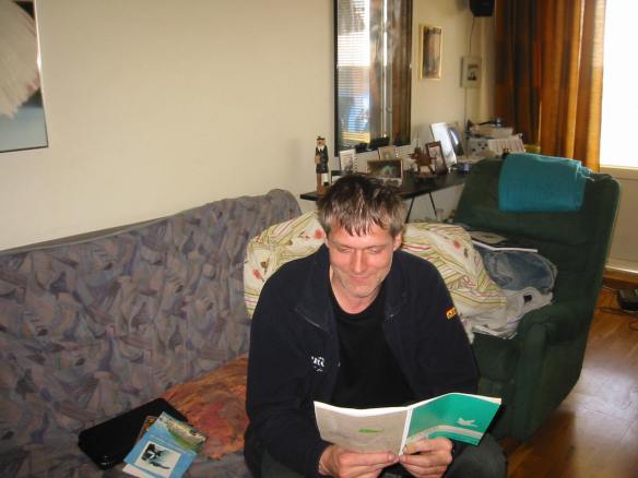 Óli skoðar prikabókina