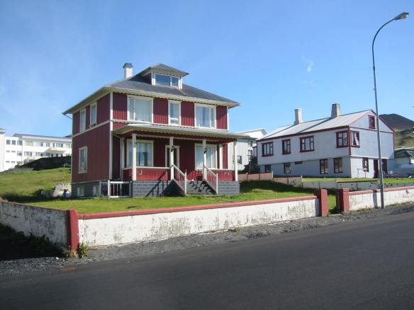 Mörg falleg hús urðu á leið okkar