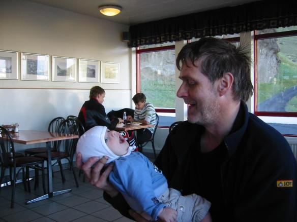 Í sjoppunni hitti Óli einn lítinn snáða