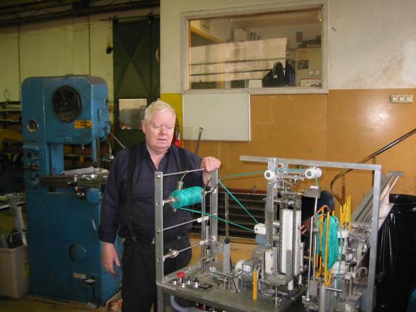 Vél til að þræða nálar