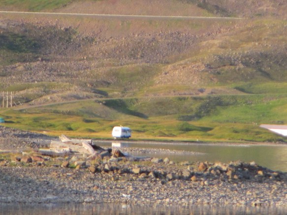 Bíllinn bíður með uppábúið rúm