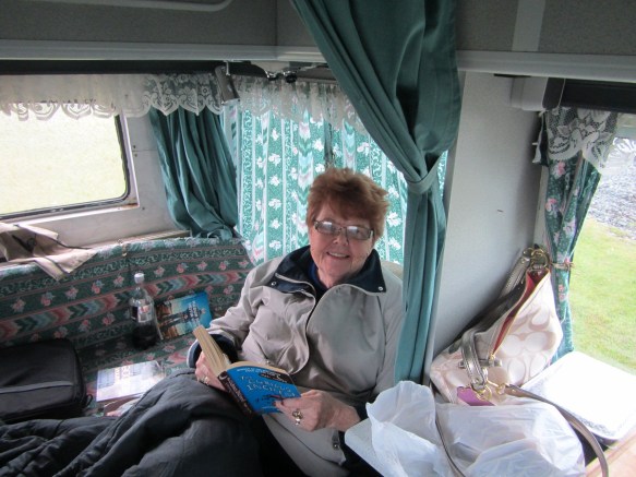 Betty lagði sig með góða bók