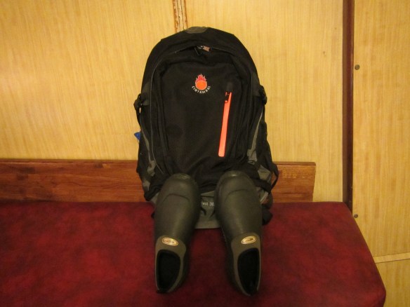 Núverandi ferðamáti gúmískór og bakpoki