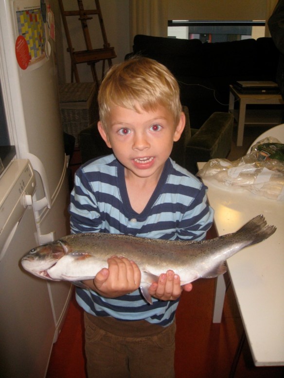 Ísak Breki með einn vænann 3kg sem hann veiddi