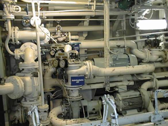 Röraflækjurnar í vélarúminu