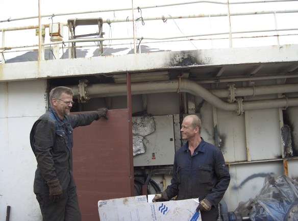 Smíðað nýtt dekkhús utanum dælur 2