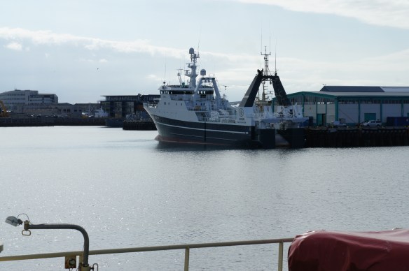 Millilandað í Reykjavík Vigri í forgrunni