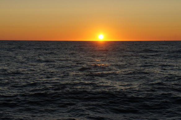 Og sólin sekkur í sæ