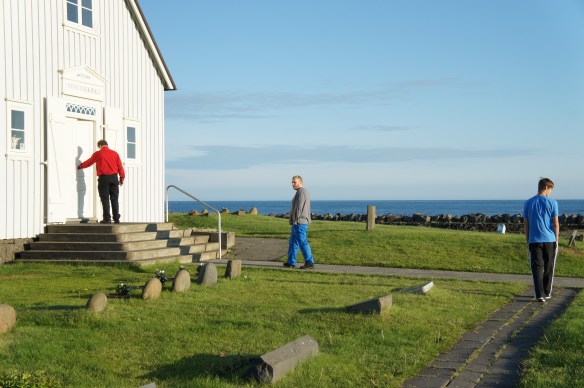 Þórður, Bjössi og Þórður yngri við kirkjudyrnar