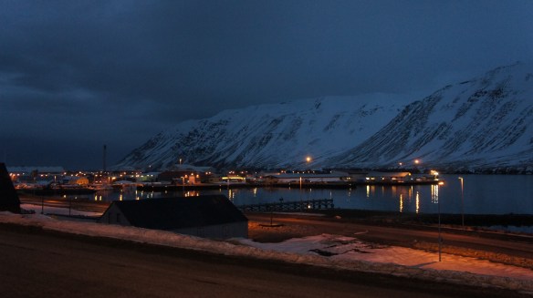 Klukkan níu um kvöld