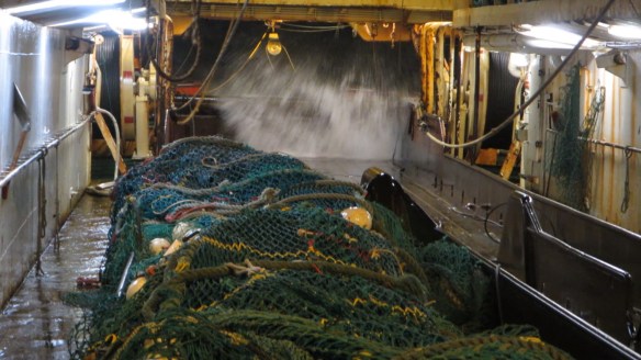 Sjór yfir skutrennulokann 2