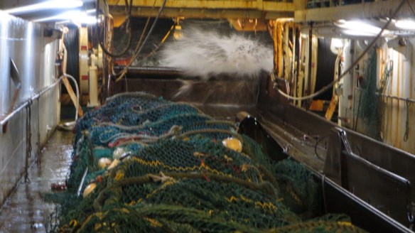 Sjór yfir skutrennulokann.