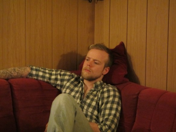 Jói horfir á sjónvarpið