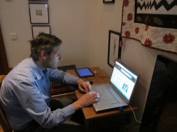 Jökull að redda spjaldtölvunni sem ég keypti í janúar