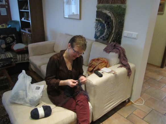 Ásta prjónar á meðan