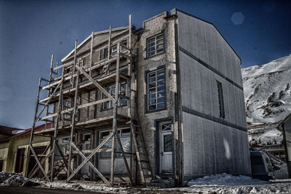 Hús og stillas. Heimili okkar að Grundargötu 3