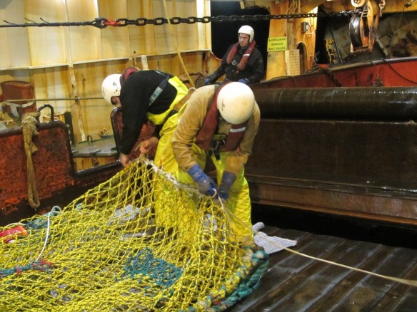 Saumað fyrir pokann.