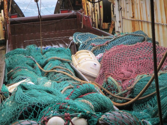 Björgunarbátur slitnar úr festingum í látunum.