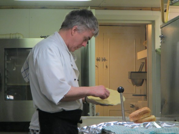 Sverrir kokkur snarar fram ostborgurum handa mannskapnum.