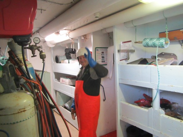 Foringinn Frímann í spotta og lása geymslunni.