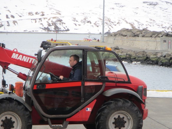 Bjössi tekur á móti dótinu á lyftaranum.