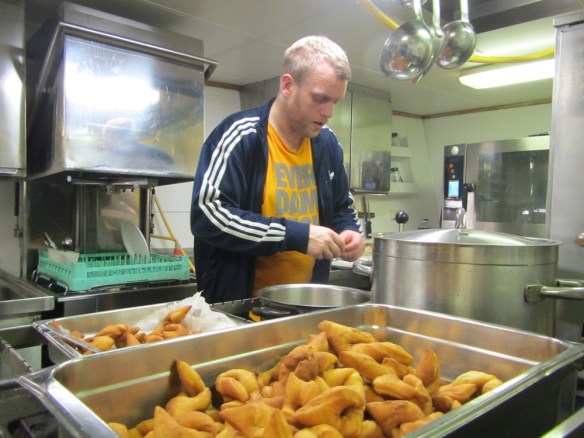 Bjössi steikir kleinur með kaffinu í dag.