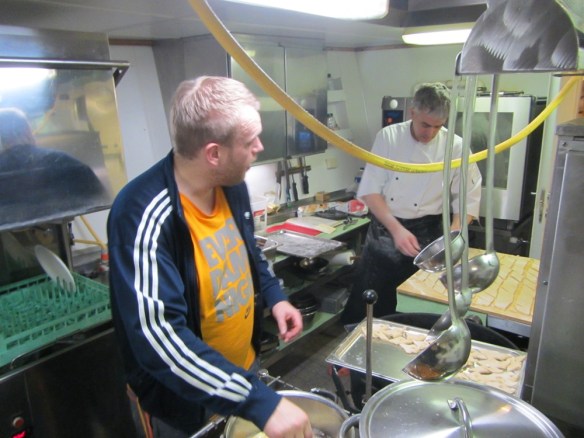 Sverrir kokkur sker út kleinurnar.