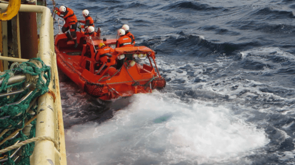 Eftirlitið stekkur um borð.