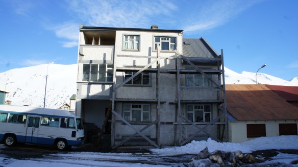 Stillasinn kominn á bakhliðina.