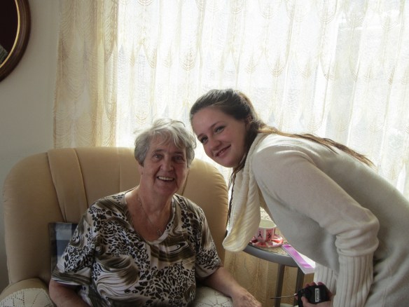 Sigga og Valey amma hennar.