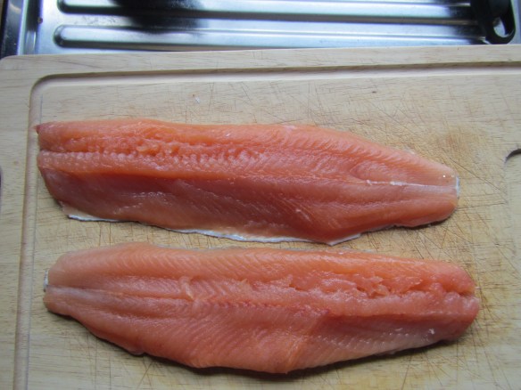 Sjóbyrtingurinn úr Blöndu klár á pönnuna.