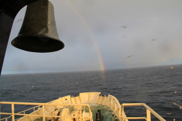 Siglt undir regnbogann.