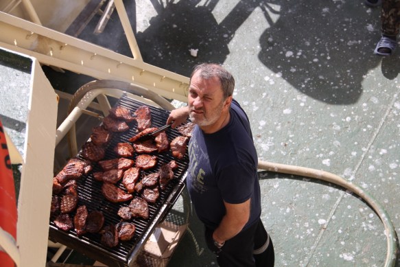 Einar á útigrillinu um daginn.