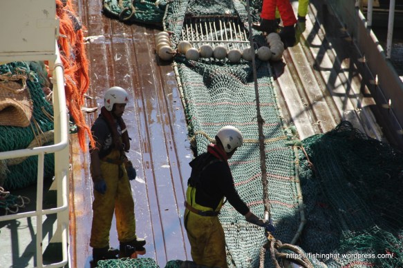 Þá er siglingin heim bara eftir, lestin full af flökum.