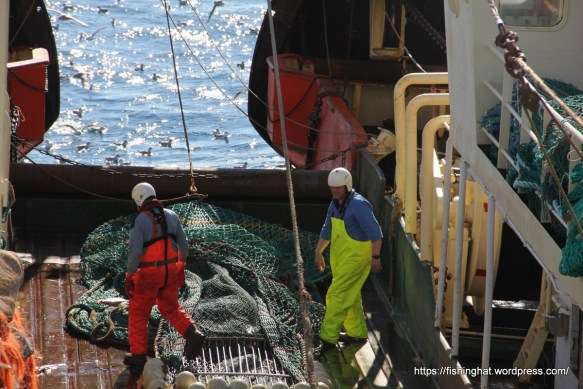 Tekið til á togdekkinu.