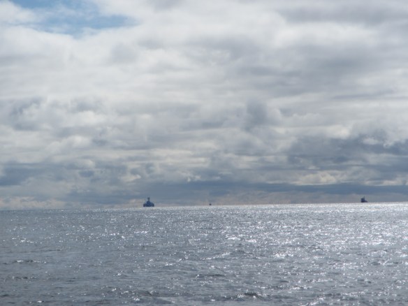 Olíuborpallur og þjónustuskip.