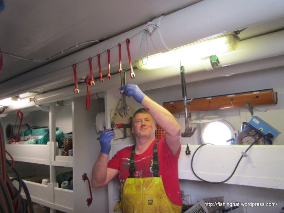 Rögnvaldur málar verkfærin sem tilheyra dekkinu rauð.