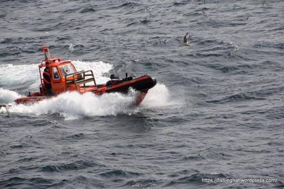 Léttabátur nær í Michail eftirlitsmann.