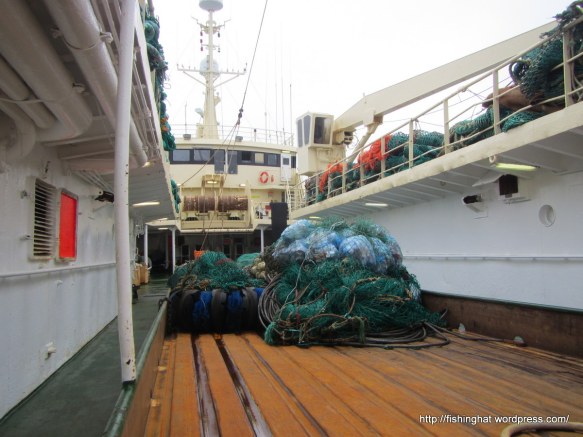 Búið að þrífa og ruslið komið í net til hífingar í land.