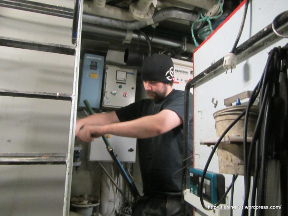 Jón reddar lekum rörum vélarúms.